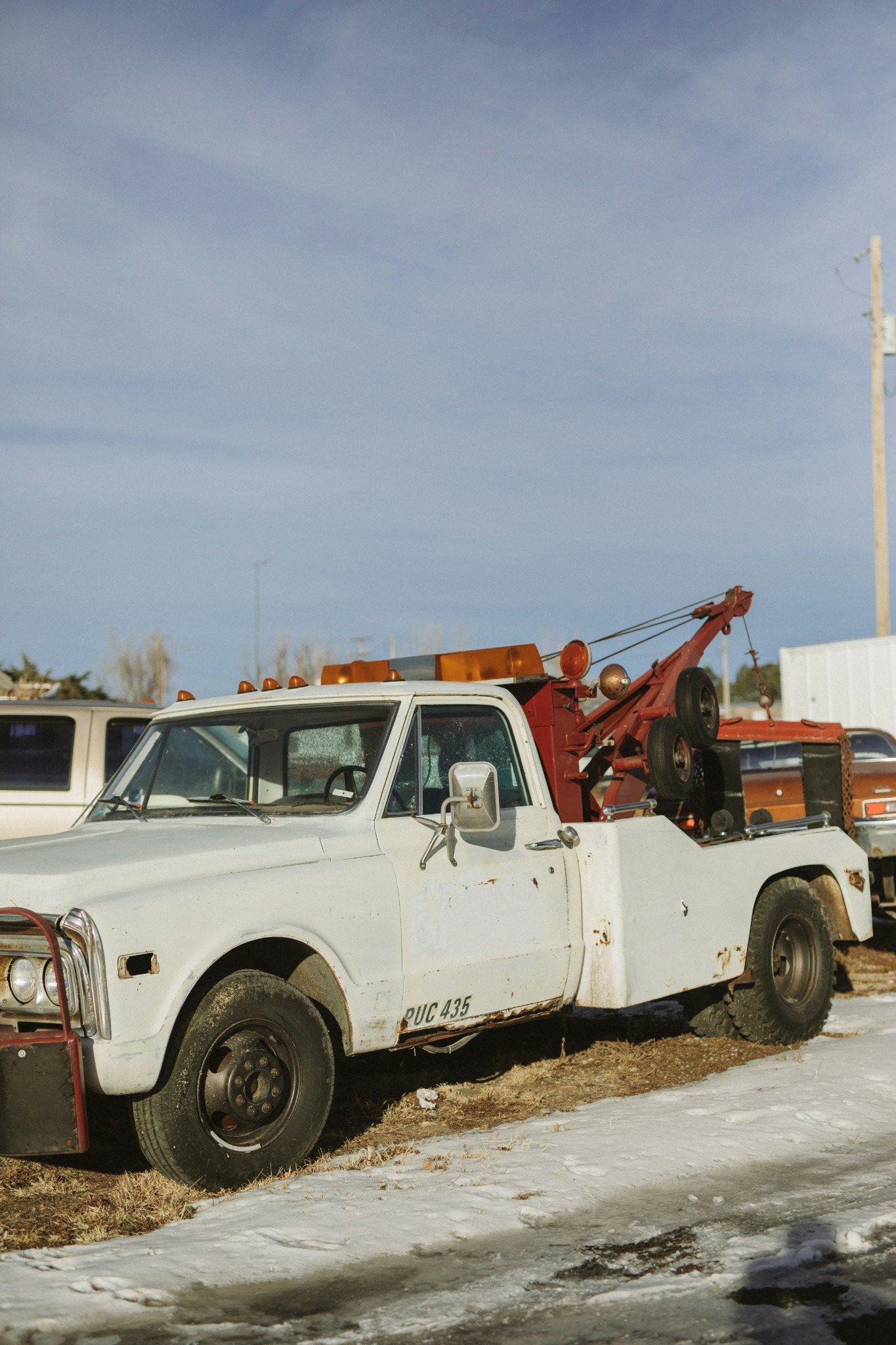Wheel-lift recovery truck